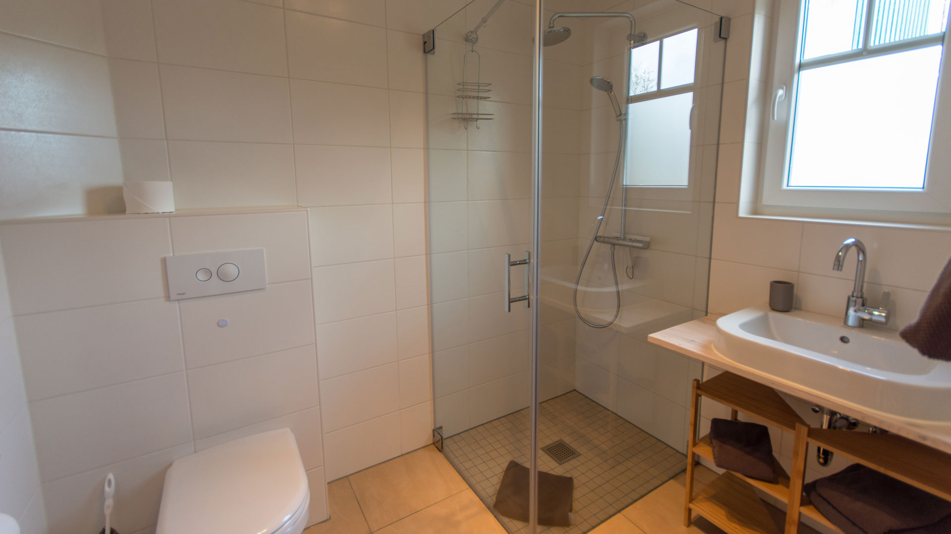 Wohnung über zwei Etagen für bis zu sechs Personen – Badezimmer mit Dusche