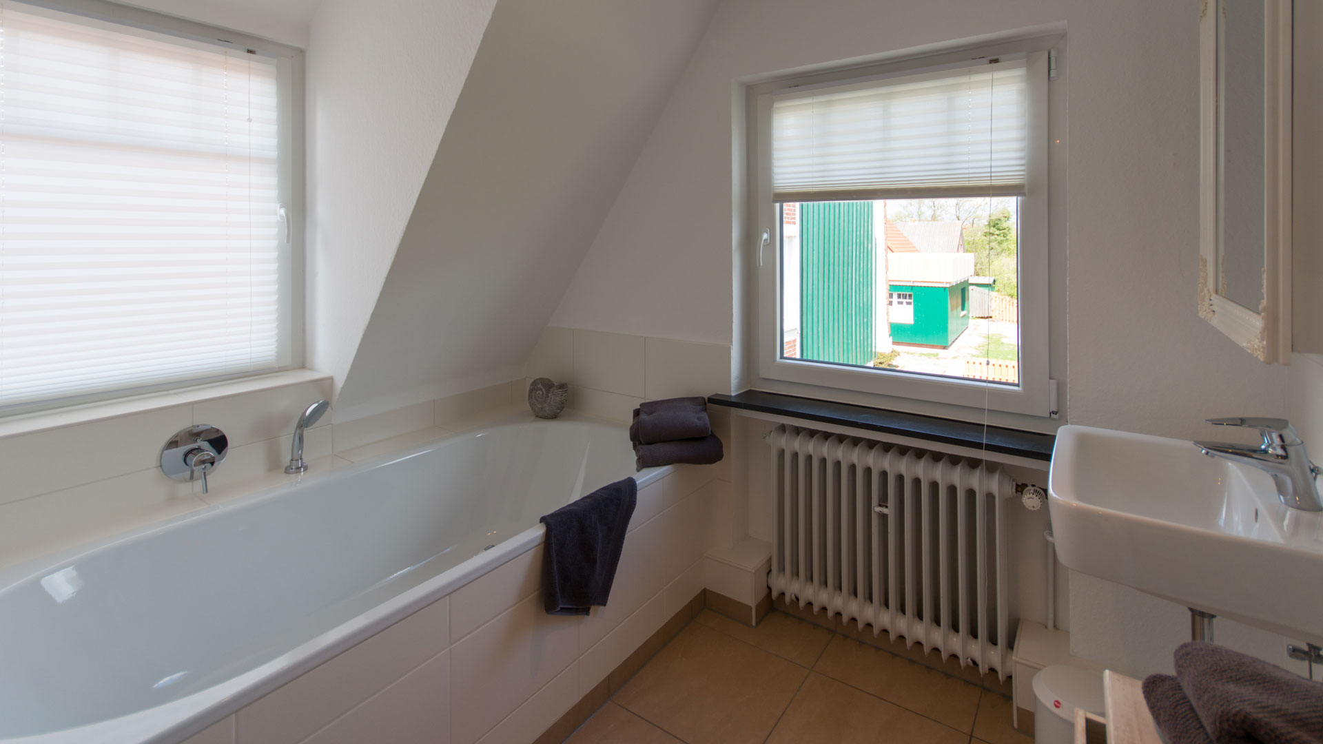 Wohnung über zwei Etagen für bis zu sechs Personen – Badezimmer mit Badewanne