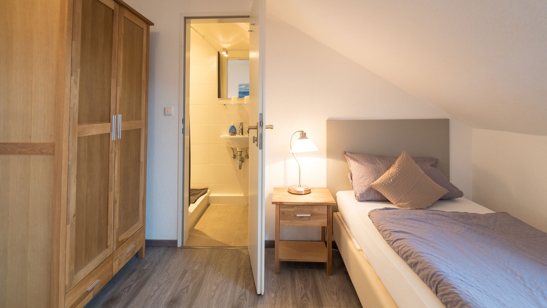 Wohnung bis zu sechs Personen - Schlafzimmer mit Eingang zum Badezimmer