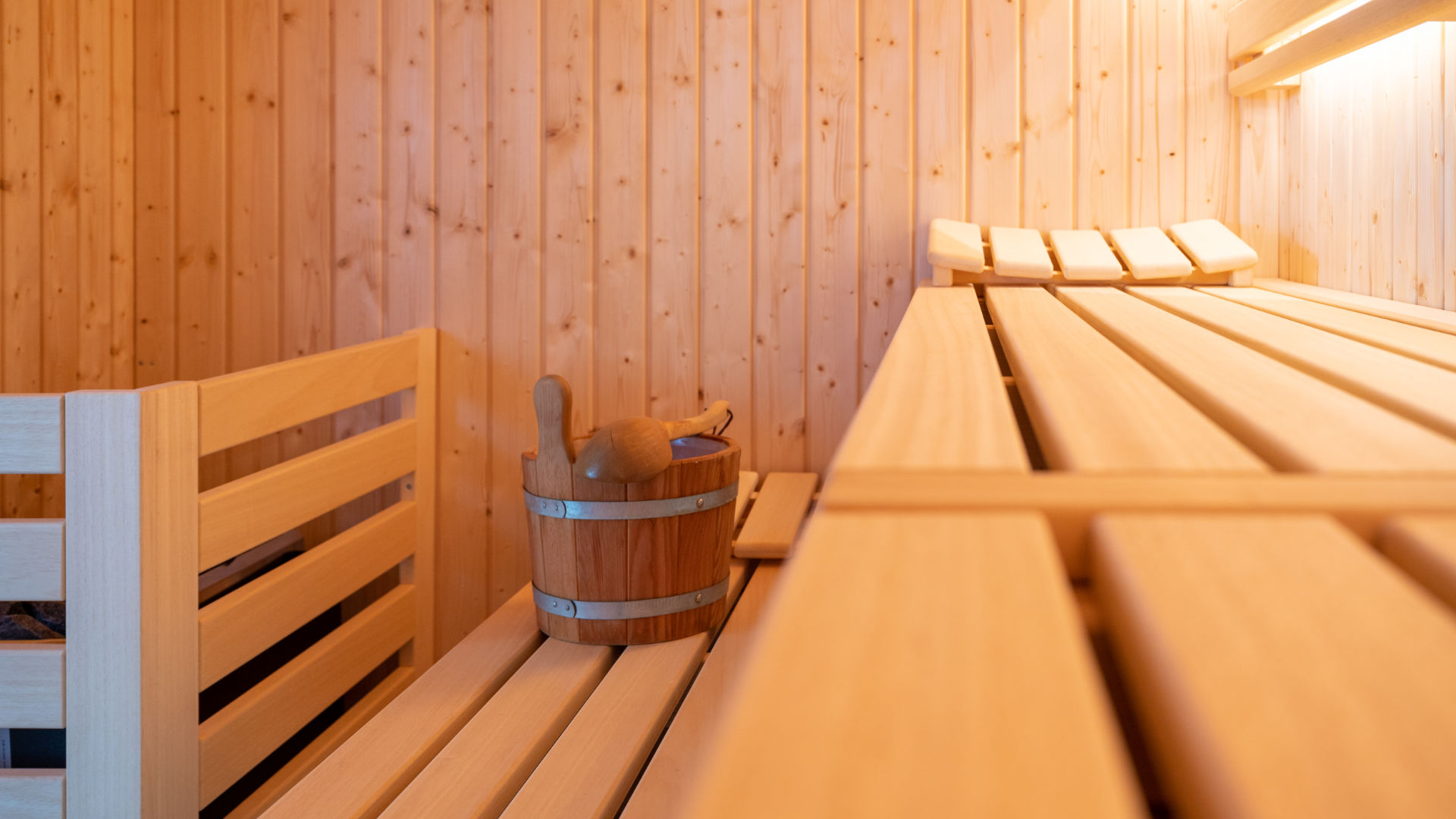 Wellnessbereich - Finische Sauna, Innenaufnahme mit Aufgussutensilien